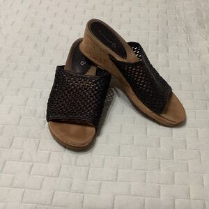 Baretraps Women's Black Woven Slip-On Sandals